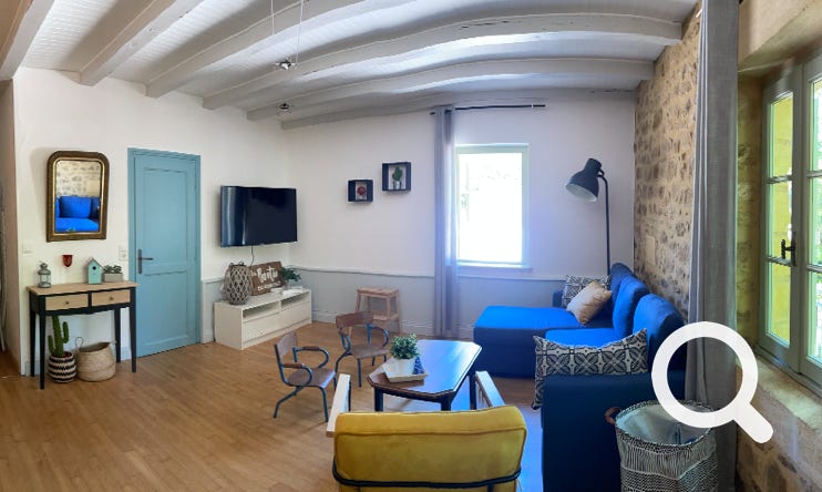Le salon de la maison de vacances dispose d'un canapé d'angle et d'une télé, 