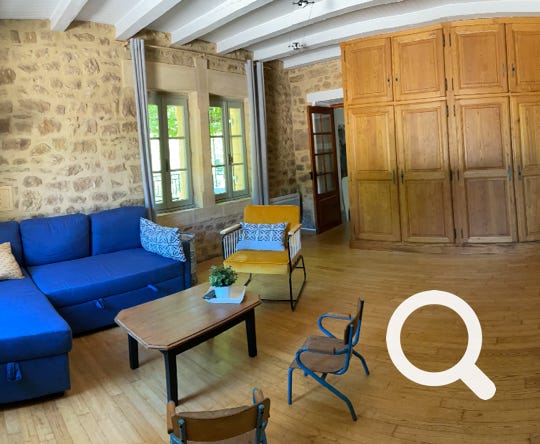 Vous trouverez de grands placards de rangement à votre disposition dans le salon de la maison de vacances de Veyrignac