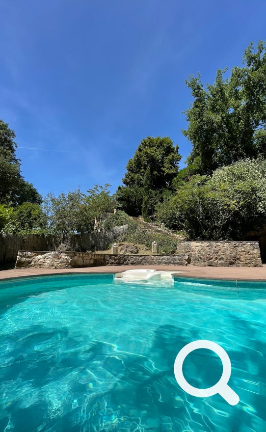Vue de la piscine et escalier qui monte à la maison de vacances de la Boetie du Ponchet à Veyrignac, Dordogne