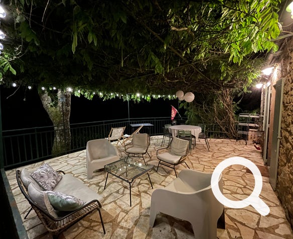Grande terrasse esprit guinguette le soir à la maison de vacances de la Boetie du Ponchet, Dordogne