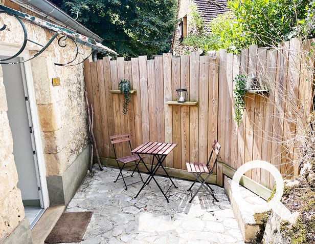 Terrasse côté cuisine de la location du Ponchet, Dordogne