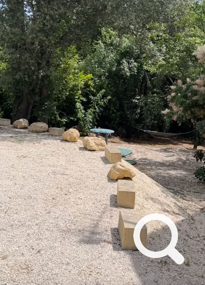 Acc&egrave;s du parking &agrave; l'entr&eacute;e c&ocirc;t&eacute; cuisine de la maison de vacances en Dordogne.