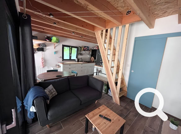 Vue de la piscine et escalier qui monte &agrave; la maison de vacances de la Boetie du Ponchet &agrave; Veyrignac, Dordogne