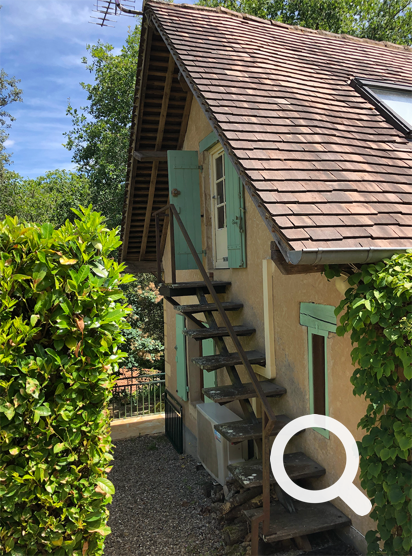 Escalier ext&eacute;rieur, acc&egrave;s &agrave; la chambre parentale de la maison de vacances la Boetie du Ponchet, Dordogne.