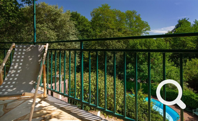 Piscine en contre bas de la terrasse de la maison de la Boetie du Ponchet, Veyrignac