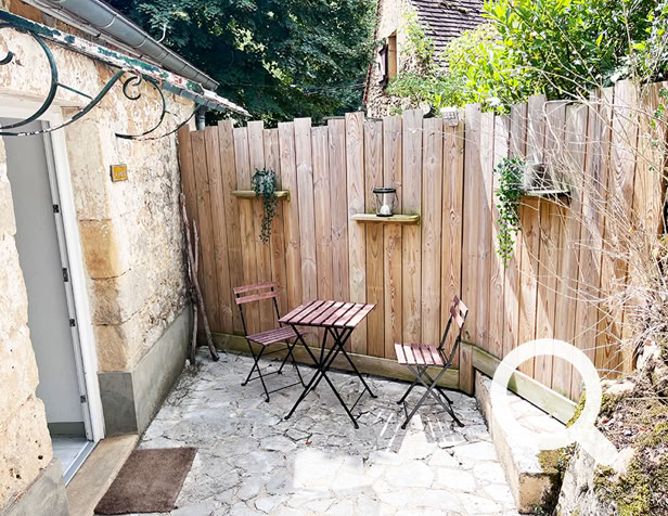 Terrasse c&ocirc;t&eacute; cuisine de la location du Ponchet, Dordogne