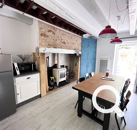 La cuisine de la maison de vacances de la Boetie du Ponchet dispose d'une chemin&eacute;e, Dordogne